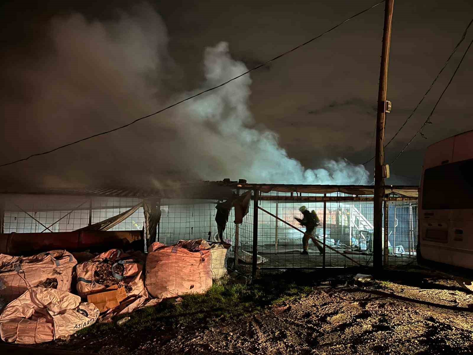 Sultangazi’de iki iş yeri alev alev yandı
