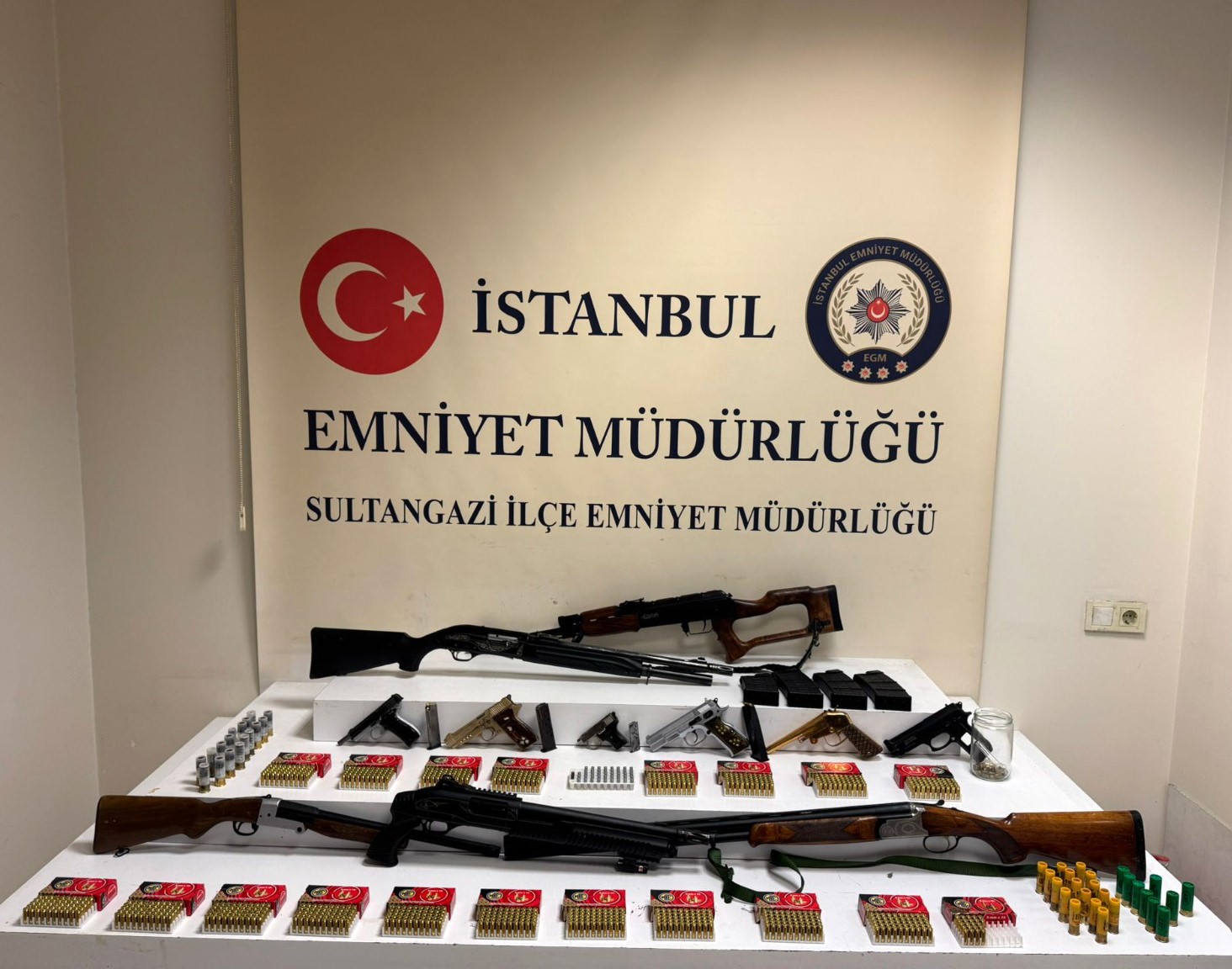 Sultangazi’de kaçak silah ticareti operasyonu: 3 gözaltı
