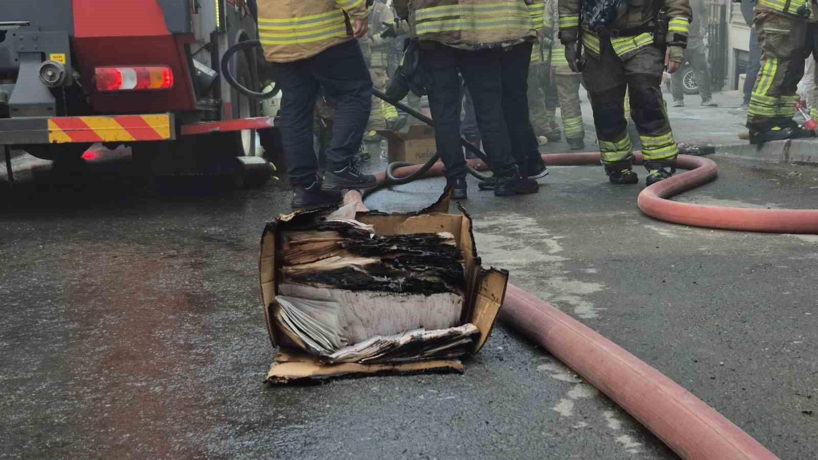 Sultangazi’de kağıt ambalajı yapan iş yerinde korkutan yangın
