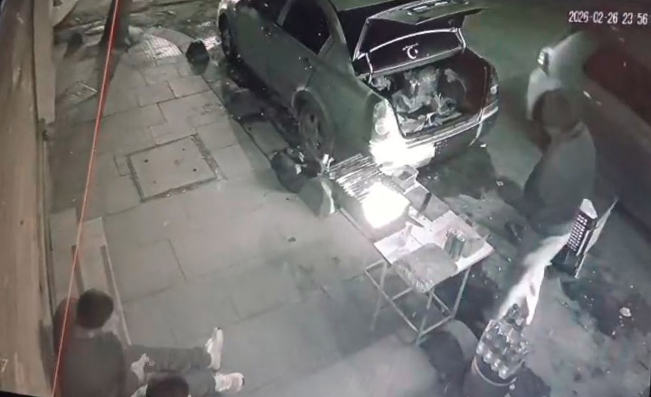 Sultangazi’de kaldırımdakilere ateş açıp kaçtılar, o anlar kamerada
