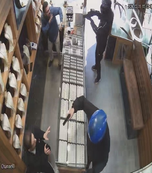 Sultangazi’de kuyumcu soygunu girişimi kamerada: İş yeri sahibine saldırdılar, tutuklandılar
