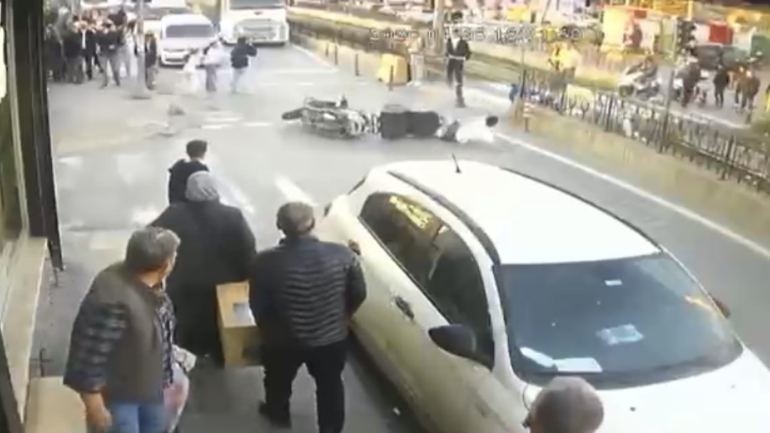 Sultangazi’de motosiklet yayaya çarptı: Kaza anı kamerada
