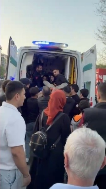 Sultangazi’de motosiklet yayaya çarptı: Kaza anı kamerada
