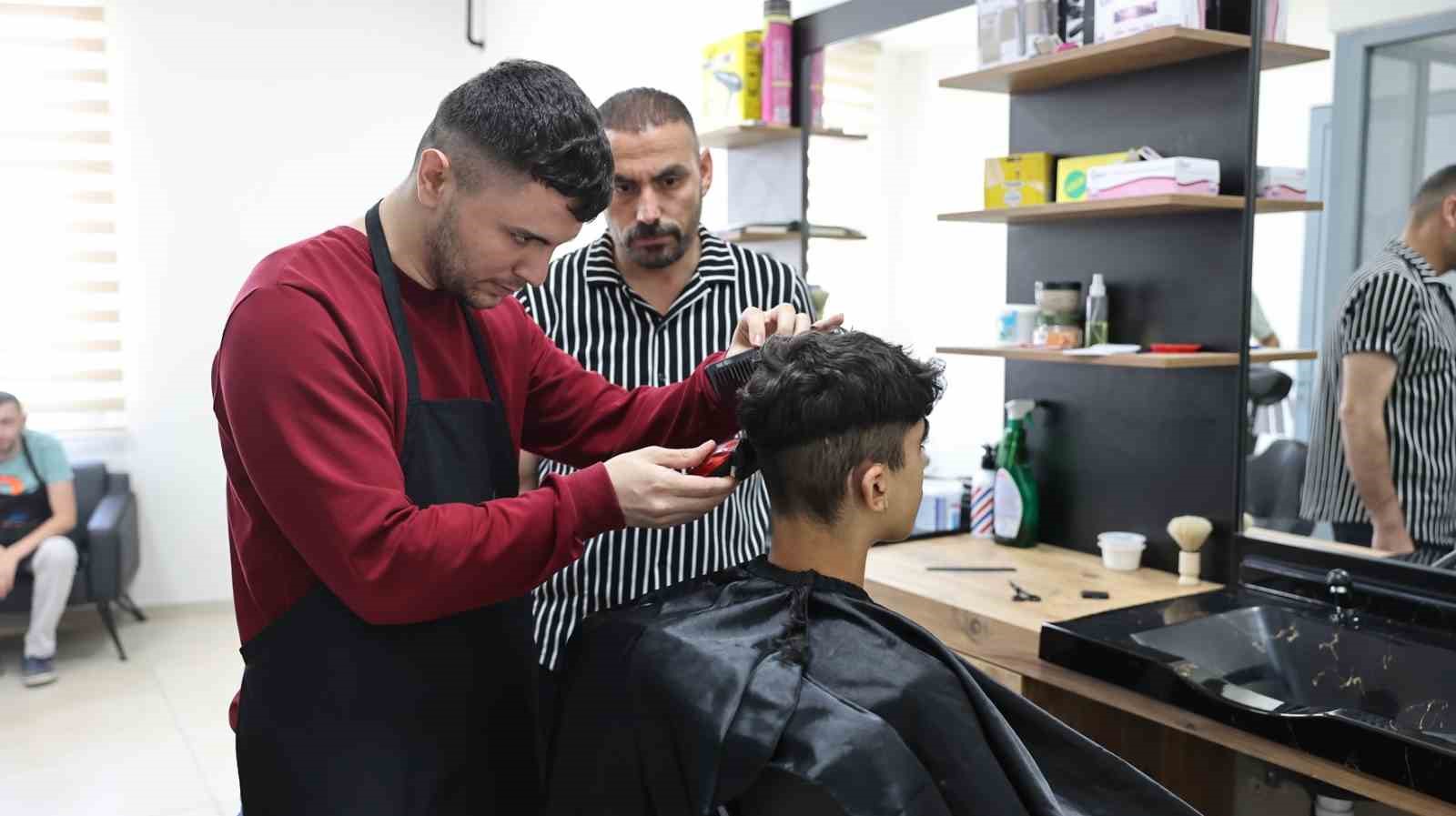 Sultangazi’de özel bireylere ücretsiz berberlik hizmeti
