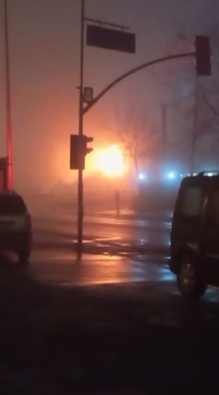 Sultangazi’de trafoda başlayan yangın depoyu kül etti
