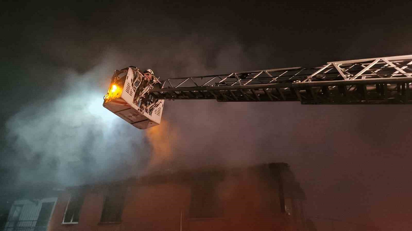 Sultangazi’de trafoda başlayan yangın depoyu kül etti
