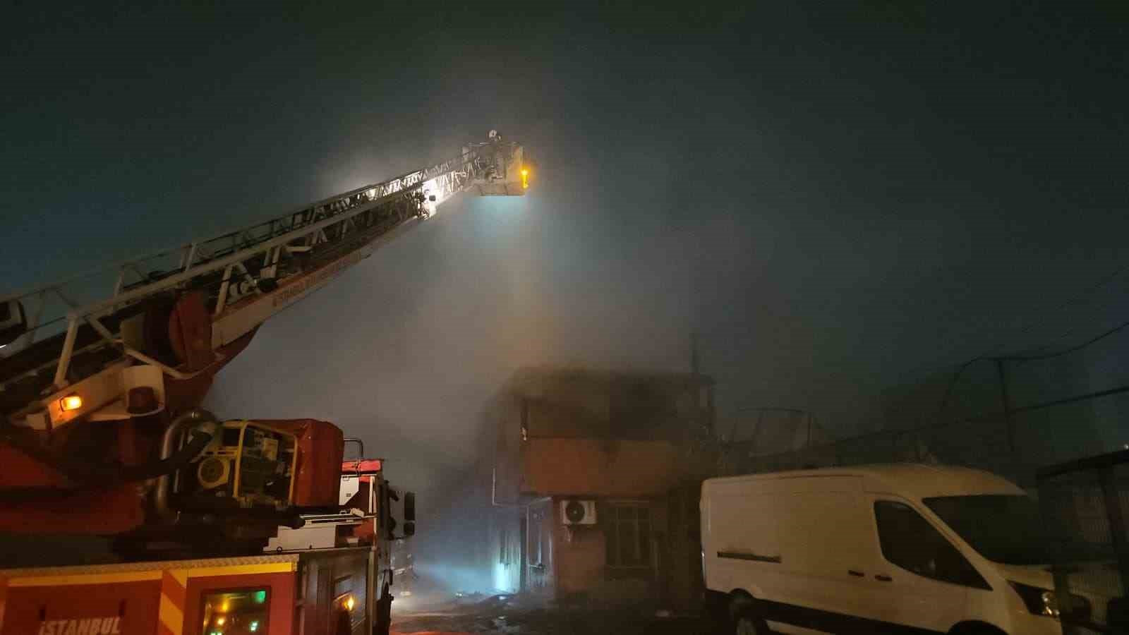 Sultangazi’de trafoda başlayan yangın depoyu kül etti
