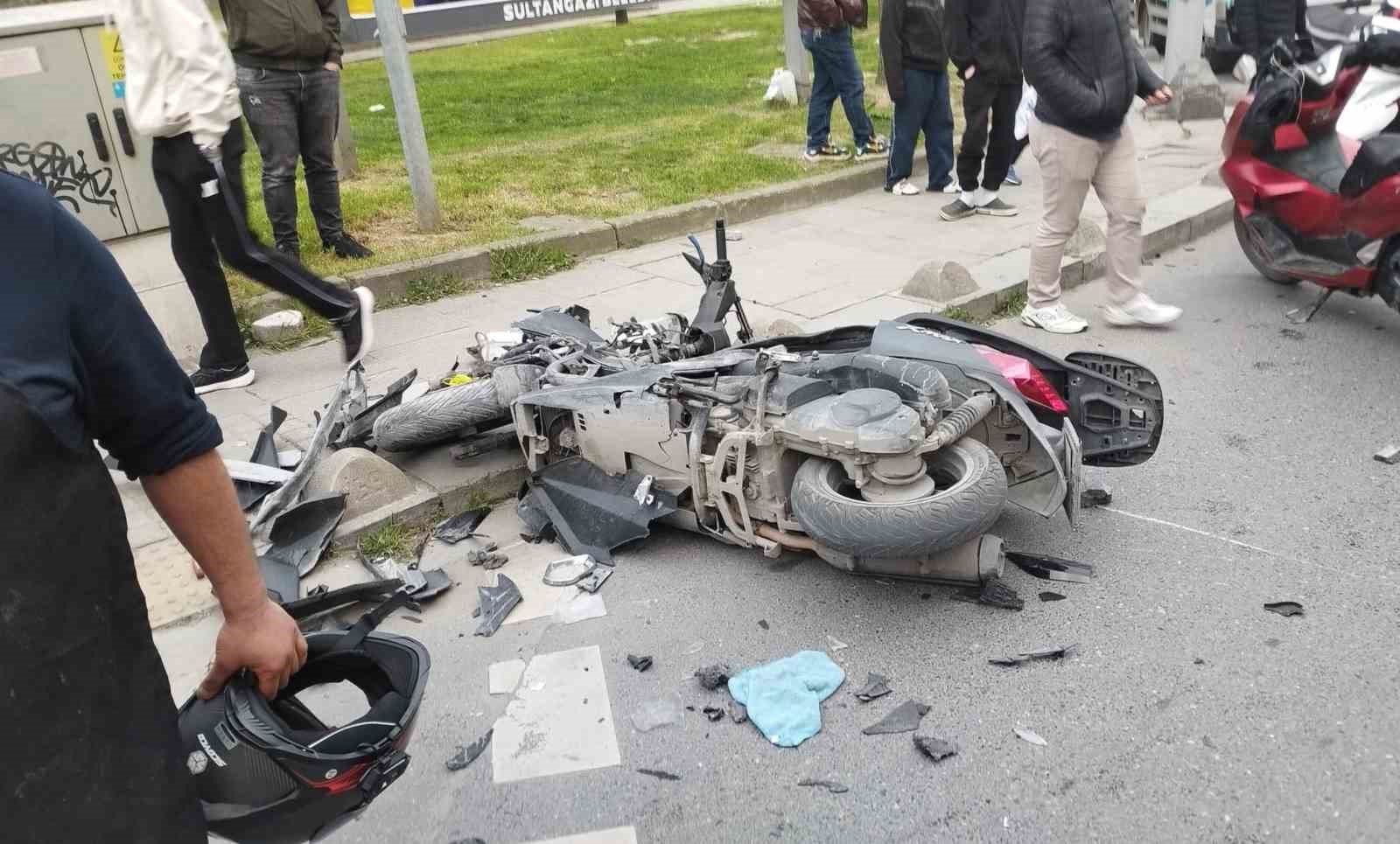 Sultangazi’de yasağı dinlemeyip dönmeye çalıştı, motosikletliye böyle çarptı
