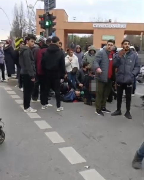 Sultangazi’de yasağı dinlemeyip dönmeye çalıştı, motosikletliye böyle çarptı
