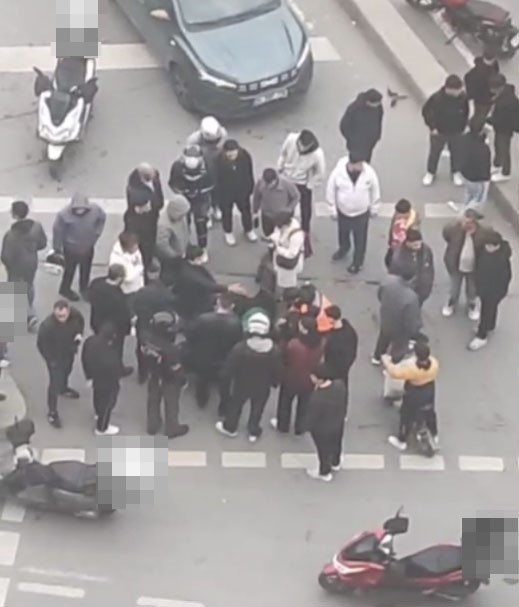 Sultangazi’de yasağı dinlemeyip dönmeye çalıştı, motosikletliye böyle çarptı

