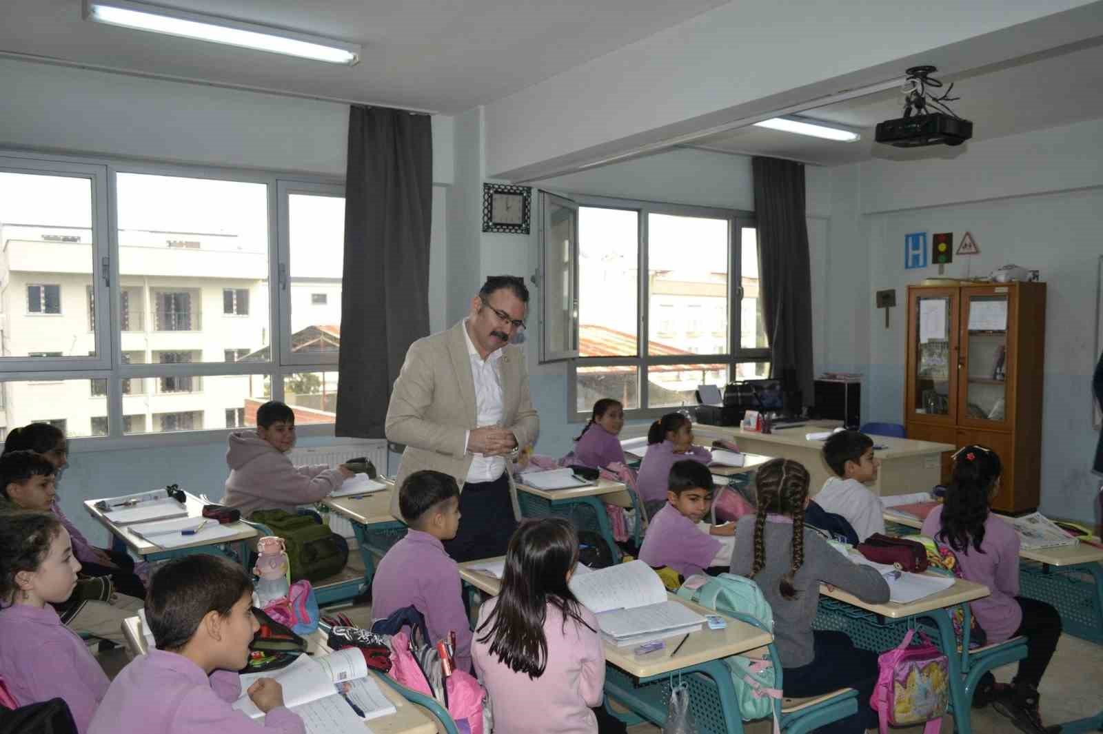 Sultanhisar Kaymakamı Ateş öğrencilerle buluştu
Sultanhisar Kaymakamı Ateş öğrencilerle buluştu