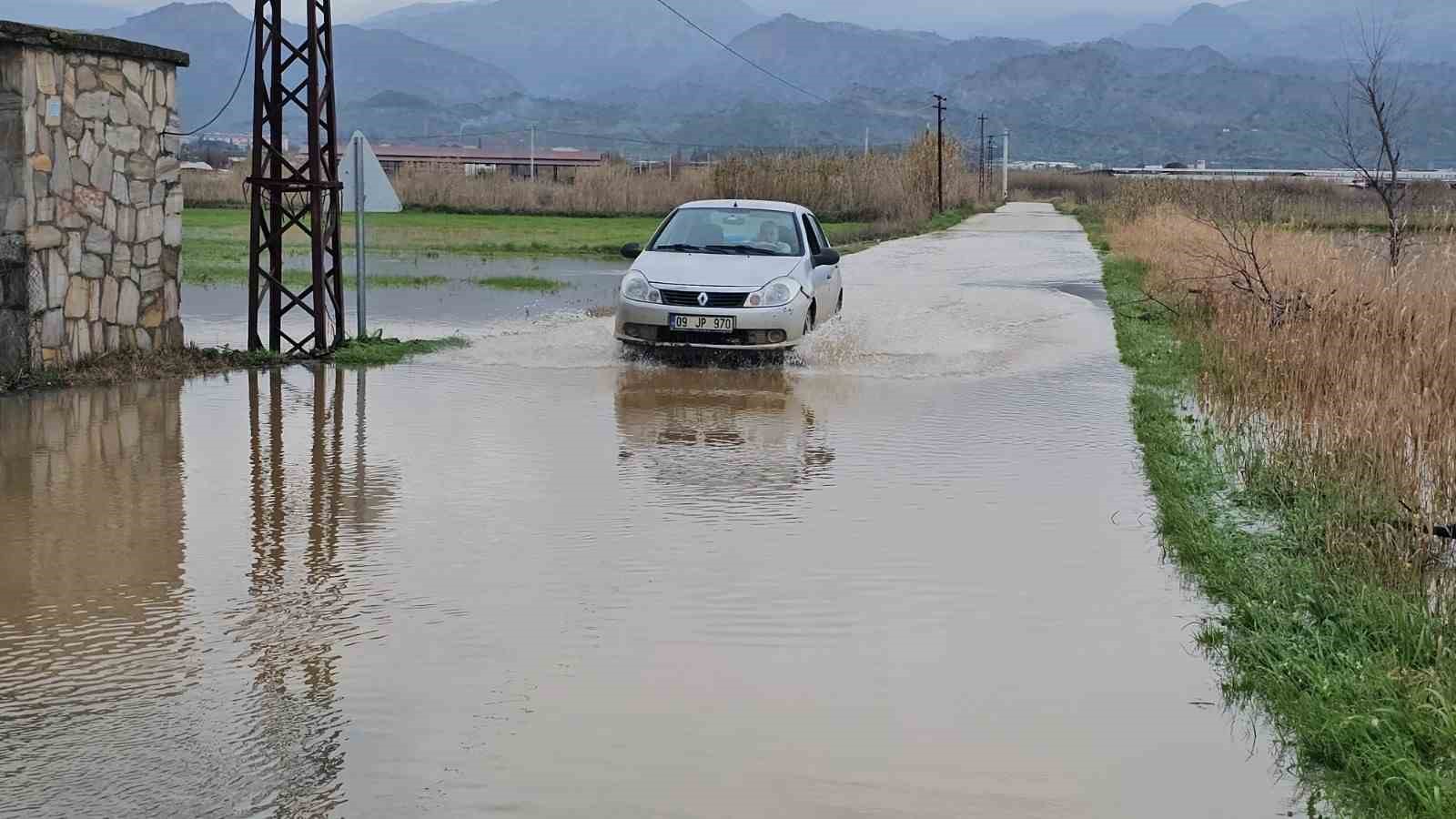 Sultanhisar’da kurutma kanalı taştı, tarım arazileri göle döndü
