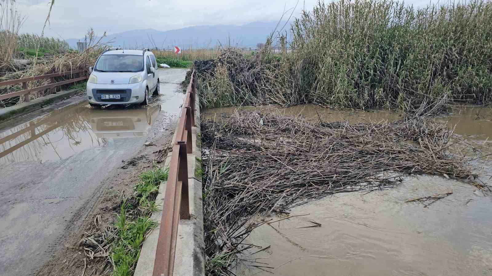 Sultanhisar’da kurutma kanalı taştı, tarım arazileri göle döndü
