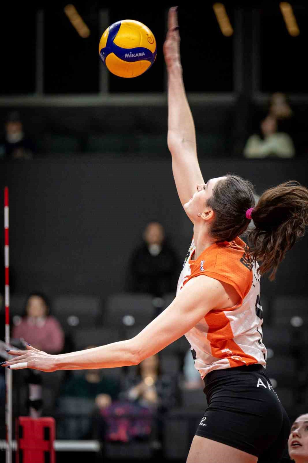 Sultanlar Ligi: Eczacıbaşı Dynavit: 3 - Nilüfer Belediyespor Eker: 0
