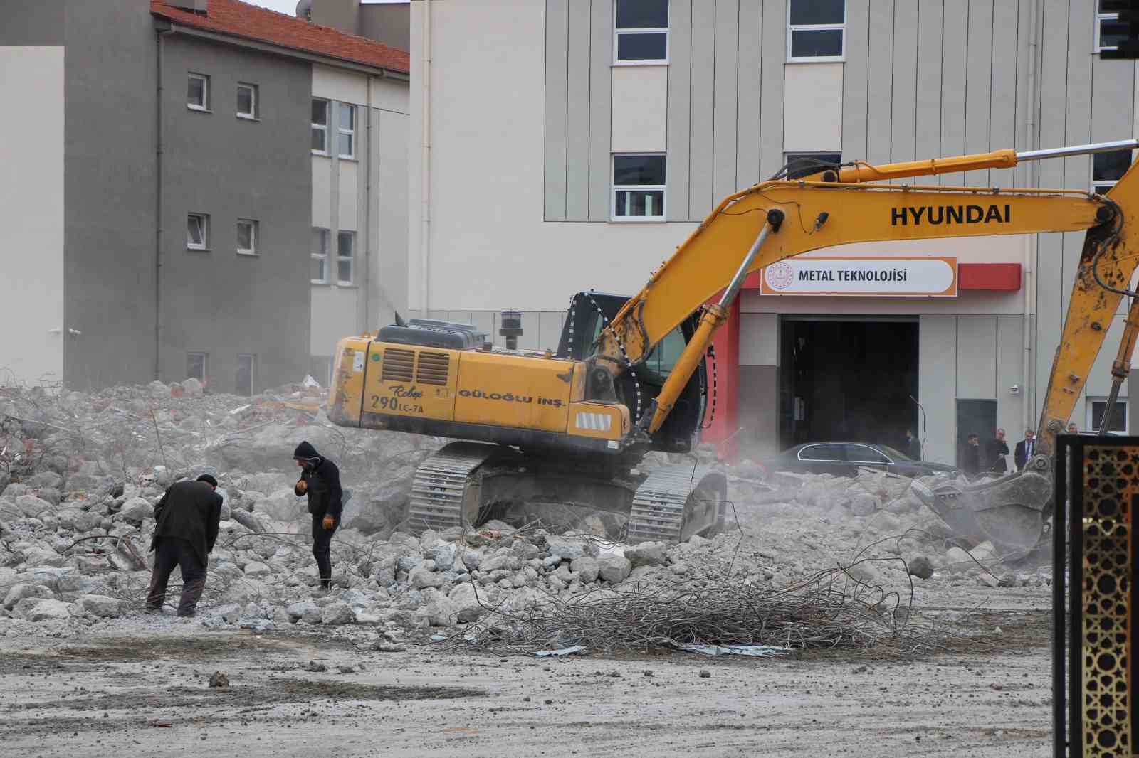 Suluova’da 40 yıllık okulun yerine mesleki eğitim üssü yapılıyor
