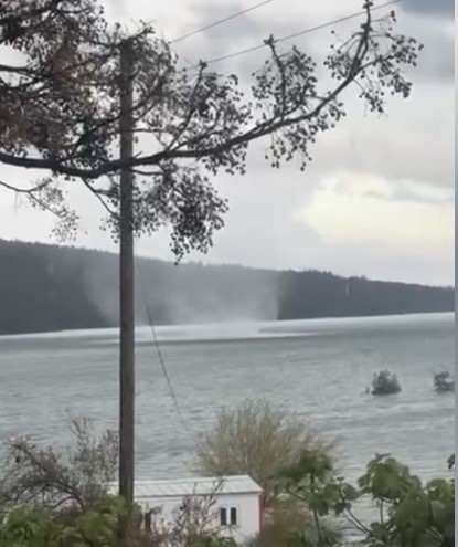 Sumbas’ta baraj üzerinde oluşan hortum kameraya yansıdı
