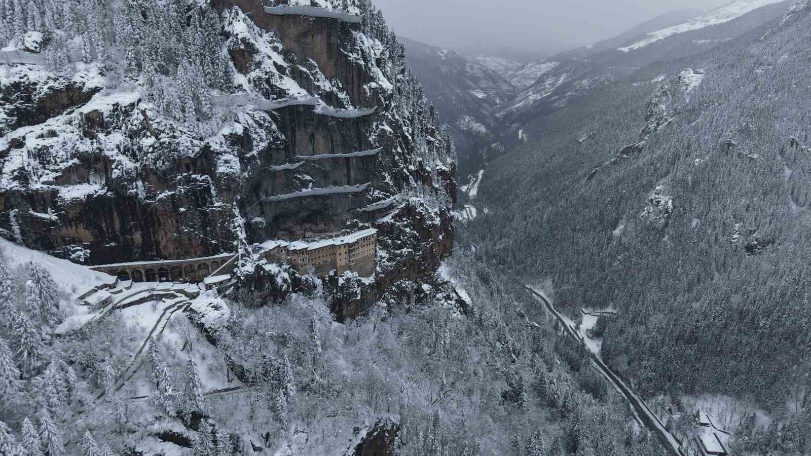 Sümela Manastırı beyaza, Altındere Vadisi sessizliğe büründü
