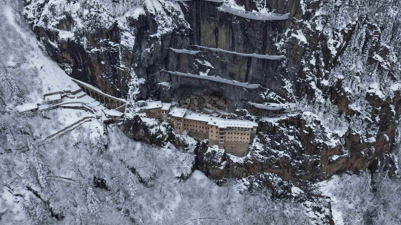 Sümela Manastırı beyaza, Altındere Vadisi sessizliğe büründü
