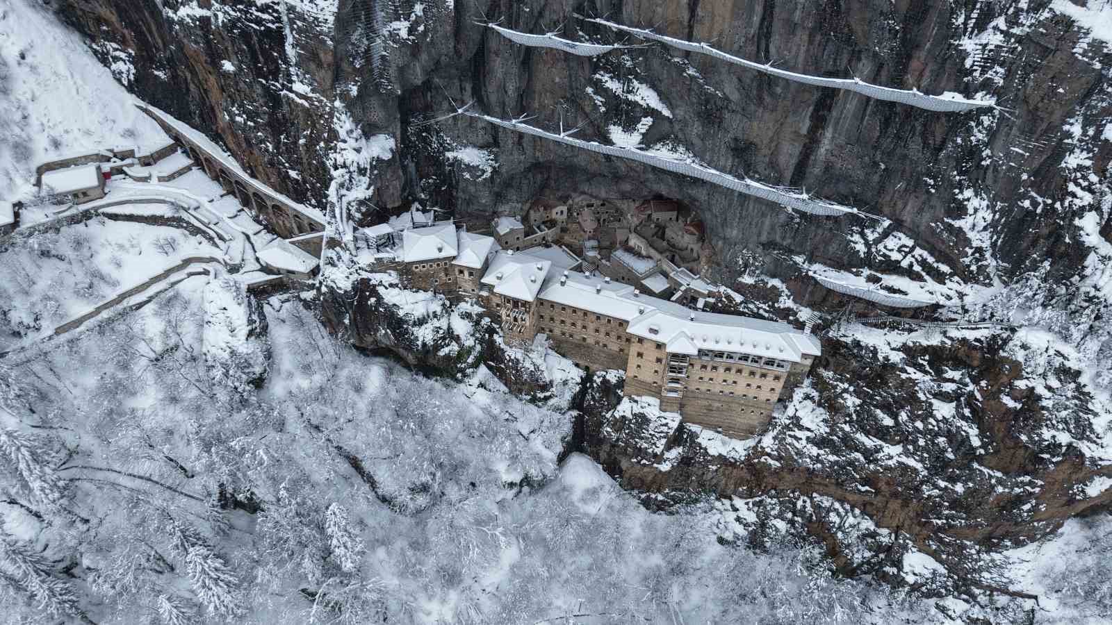Sümela Manastırı beyaza, Altındere Vadisi sessizliğe büründü
