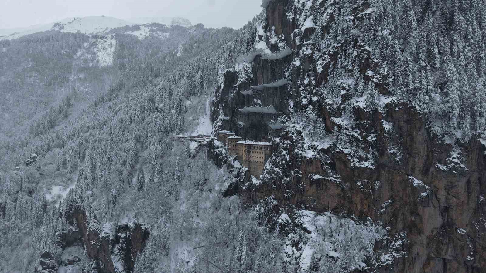Sümela Manastırı beyaza, Altındere Vadisi sessizliğe büründü
