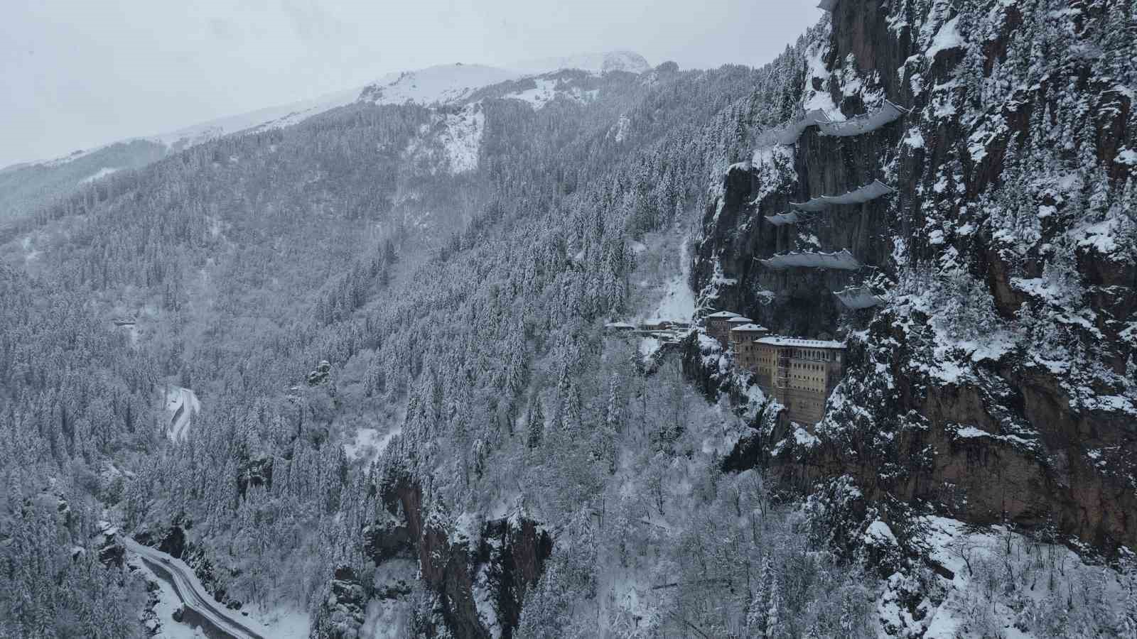 Sümela Manastırı beyaza, Altındere Vadisi sessizliğe büründü
