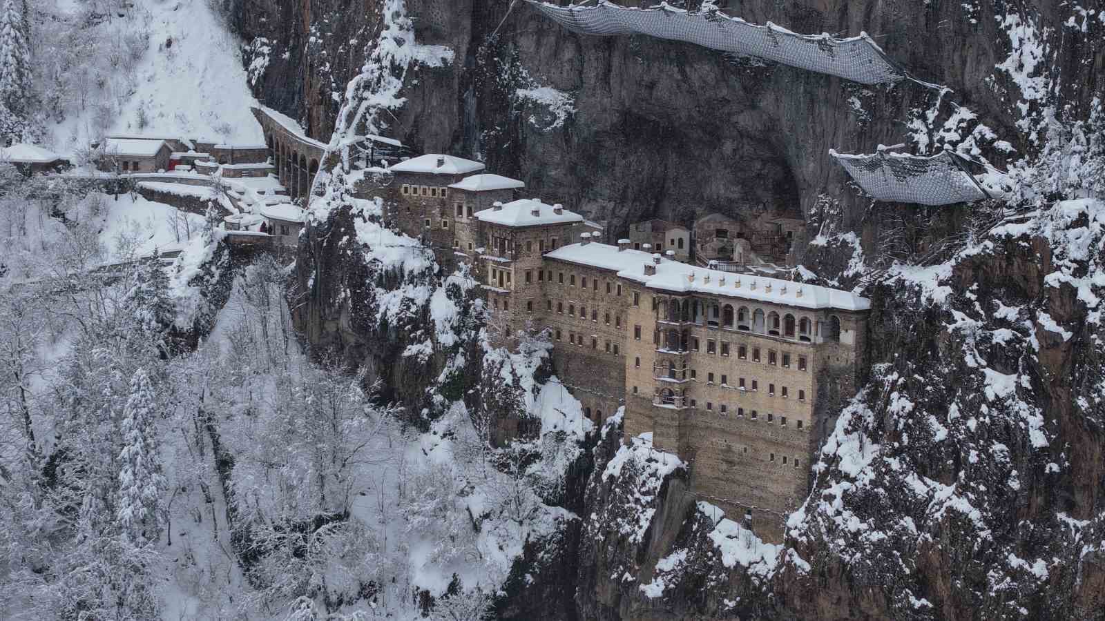 Sümela Manastırı beyaza, Altındere Vadisi sessizliğe büründü
