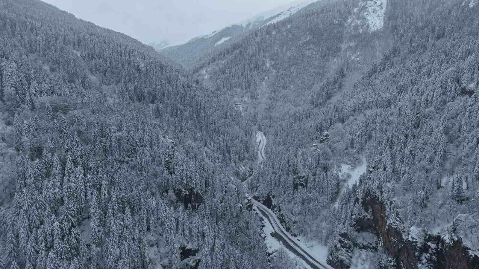 Sümela Manastırı beyaza, Altındere Vadisi sessizliğe büründü
