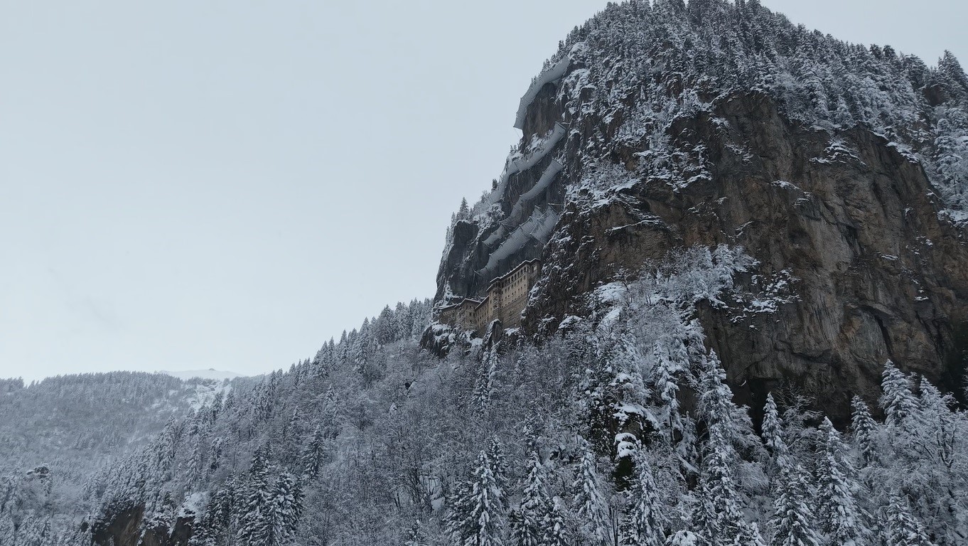 Sümela Manastırı beyaza, Altındere Vadisi sessizliğe büründü
