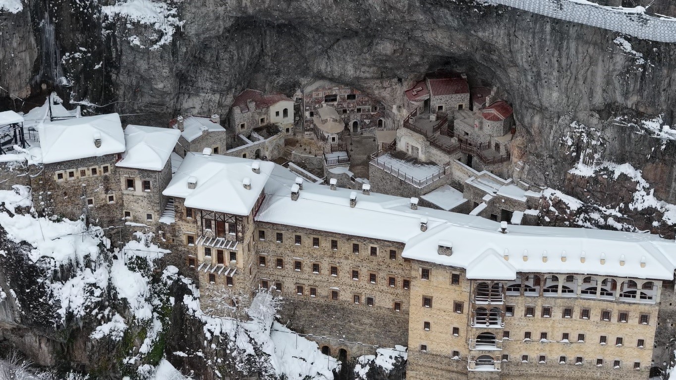 Sümela Manastırı beyaza, Altındere Vadisi sessizliğe büründü
