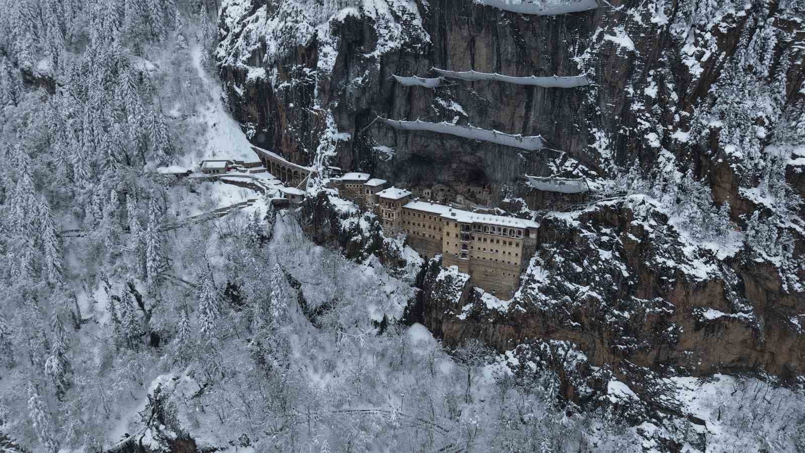 Sümela Manastırı beyaza, Altındere Vadisi sessizliğe büründü
