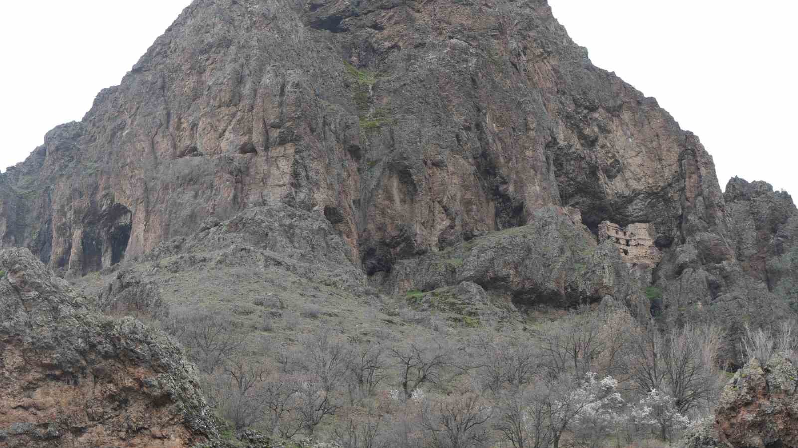 Sümela’yı andıran Alicin Manastırı doğal yapısıyla dikkat çekiyor
