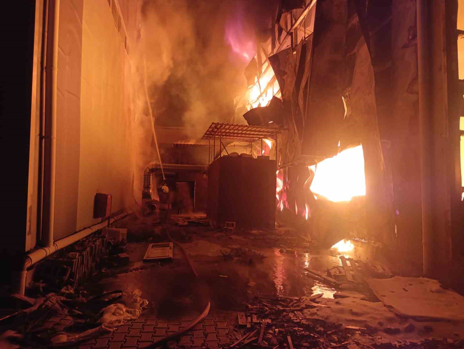 Sünger deposu alevlere teslim oldu
