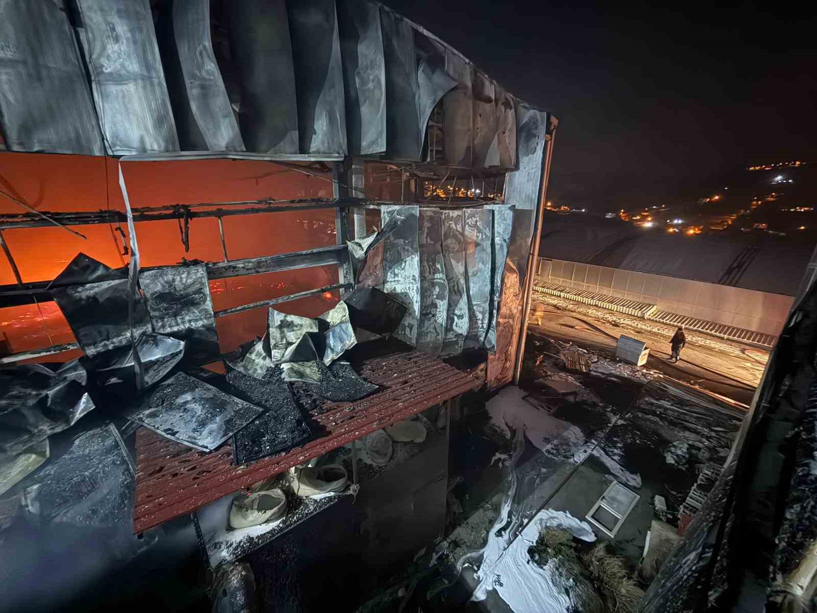 Sünger deposu alevlere teslim oldu
