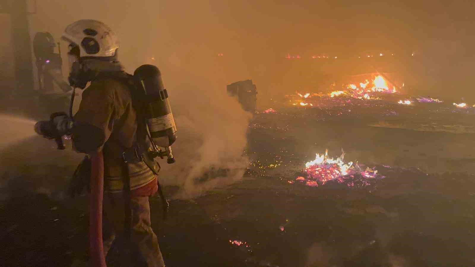 Sünger deposu alevlere teslim oldu
