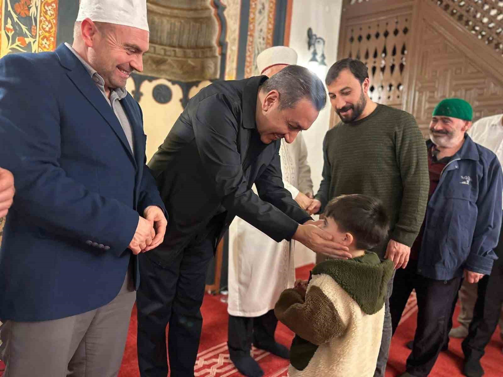 Sungurlu Belediye Başkanı Dere, vatandaşlara kandil simidi ikram etti
