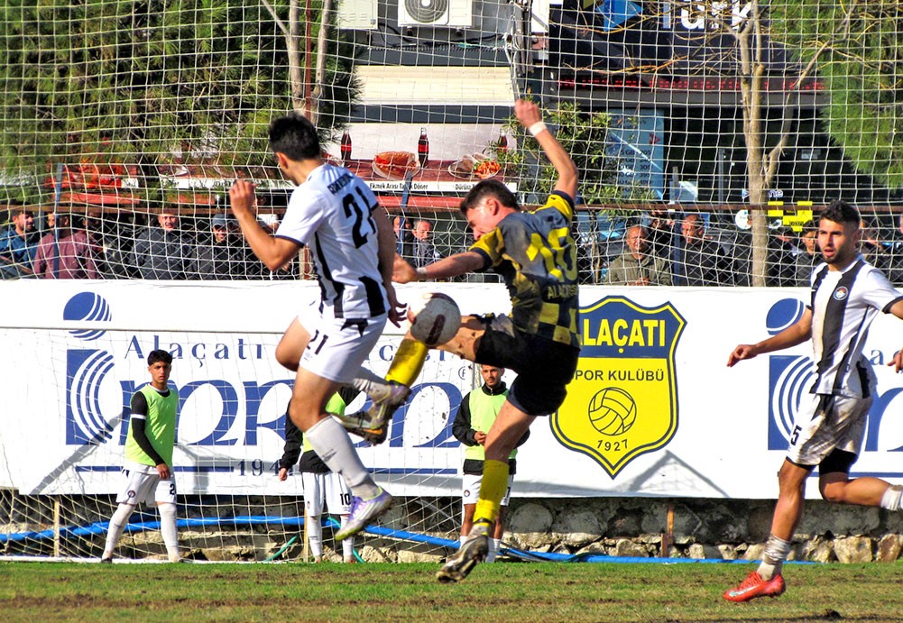 Süper Amatör’de Yerel Derbi Berabere Bitti: Alaçatıspor - Çeşme Belediyespor 2-2
