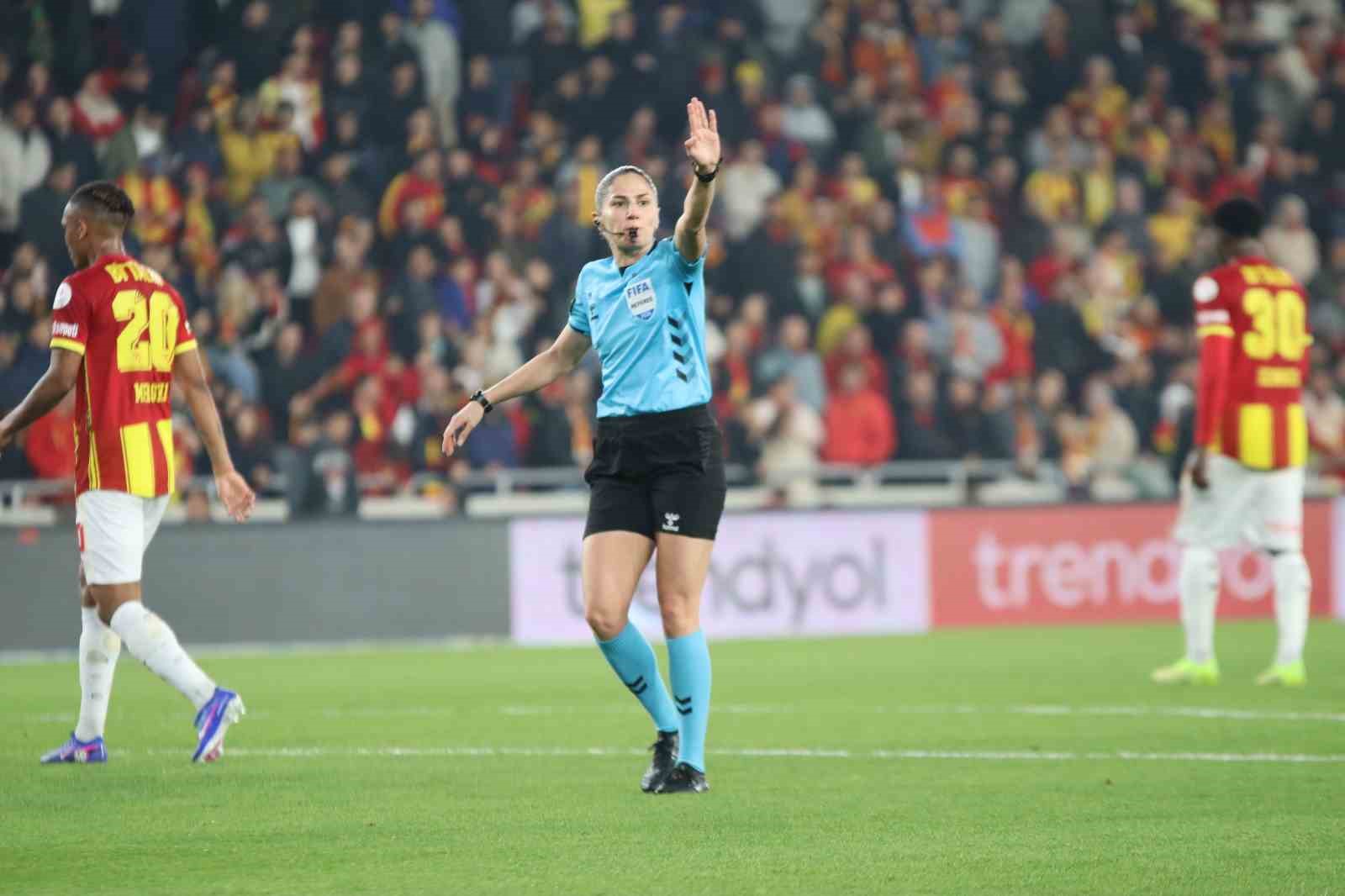 Süper Lig’de 22 yıl sonra kadın hakem düdük çaldı
