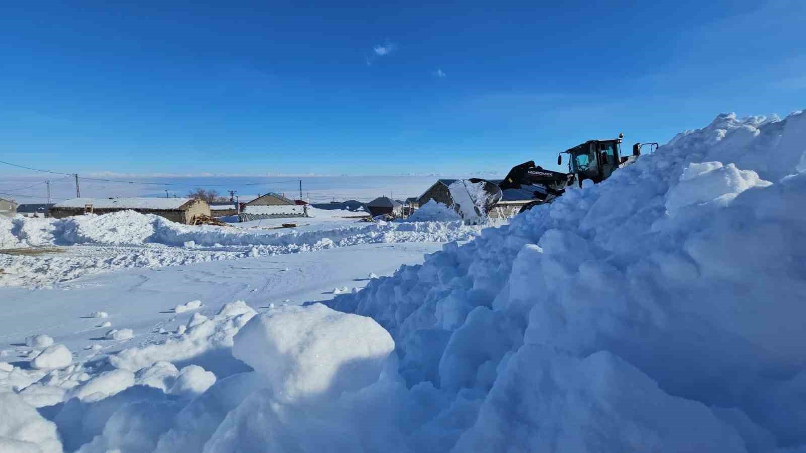 Süphan Dağı eteğindeki beldede zorlu kar mesaisi
