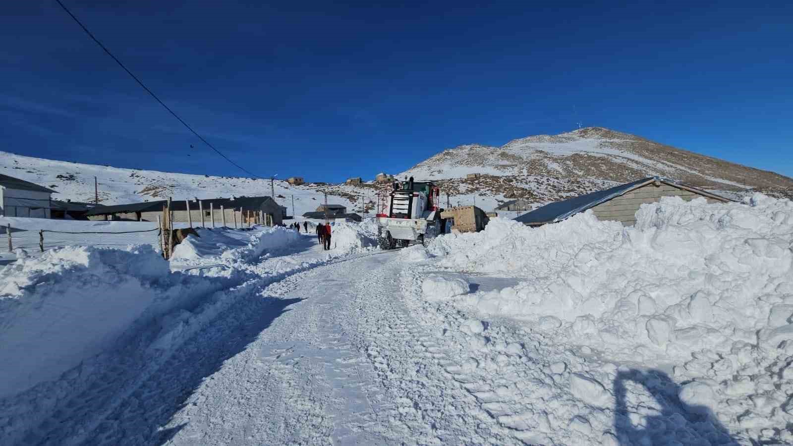 Süphan Dağı eteğindeki beldede zorlu kar mesaisi
