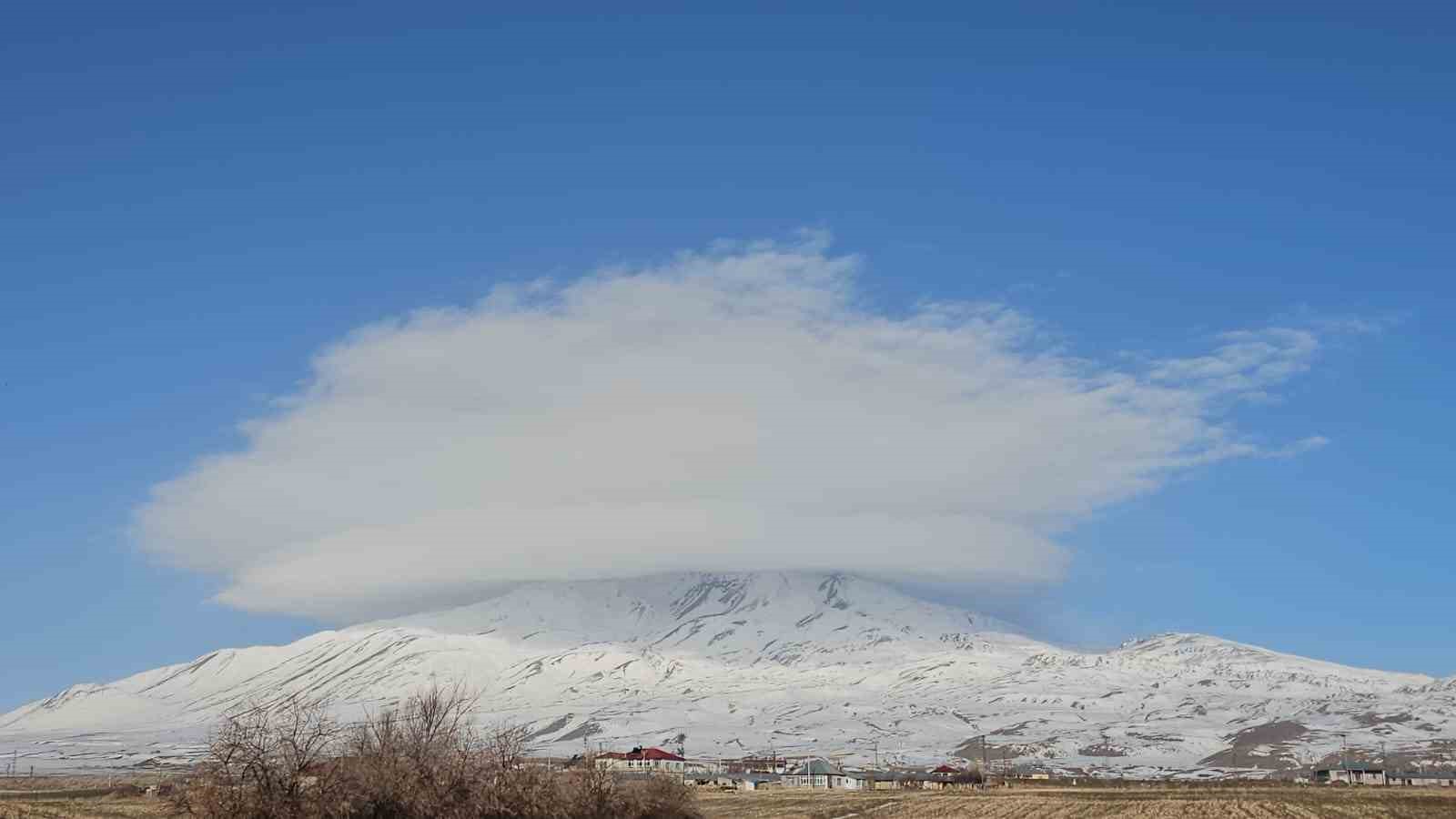 Süphan Dağı semalarında mercek bulutu oluştu
