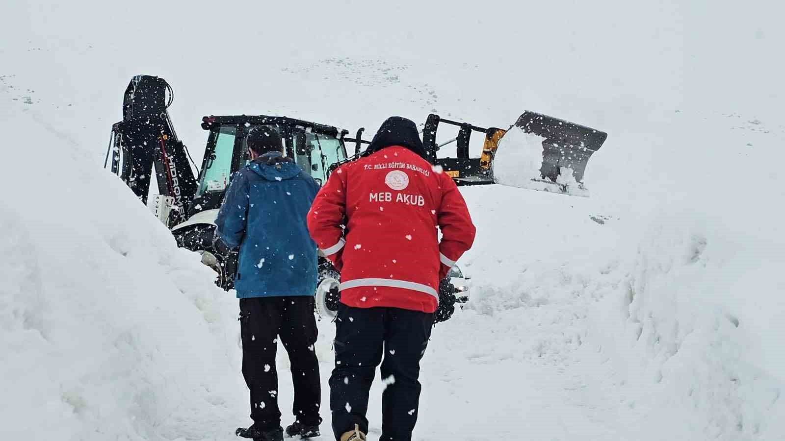 Süphan Dağı tırmanışına tipi ve kar engeli
