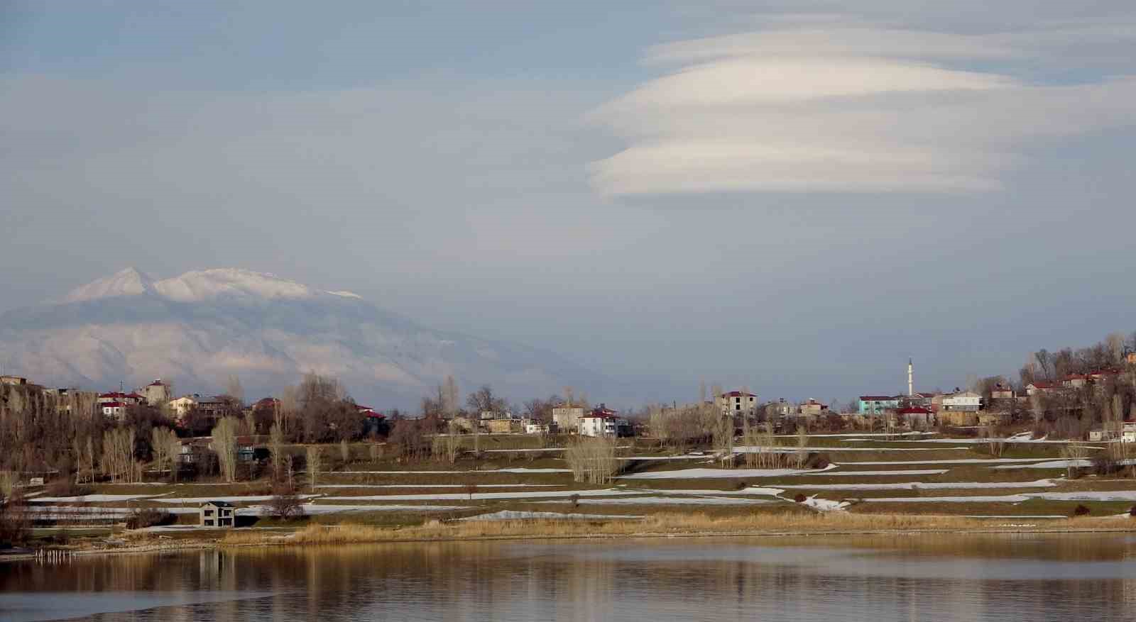 Süphan Dağı üzerinde oluşan mercek bulutu görenleri hayran bıraktı
