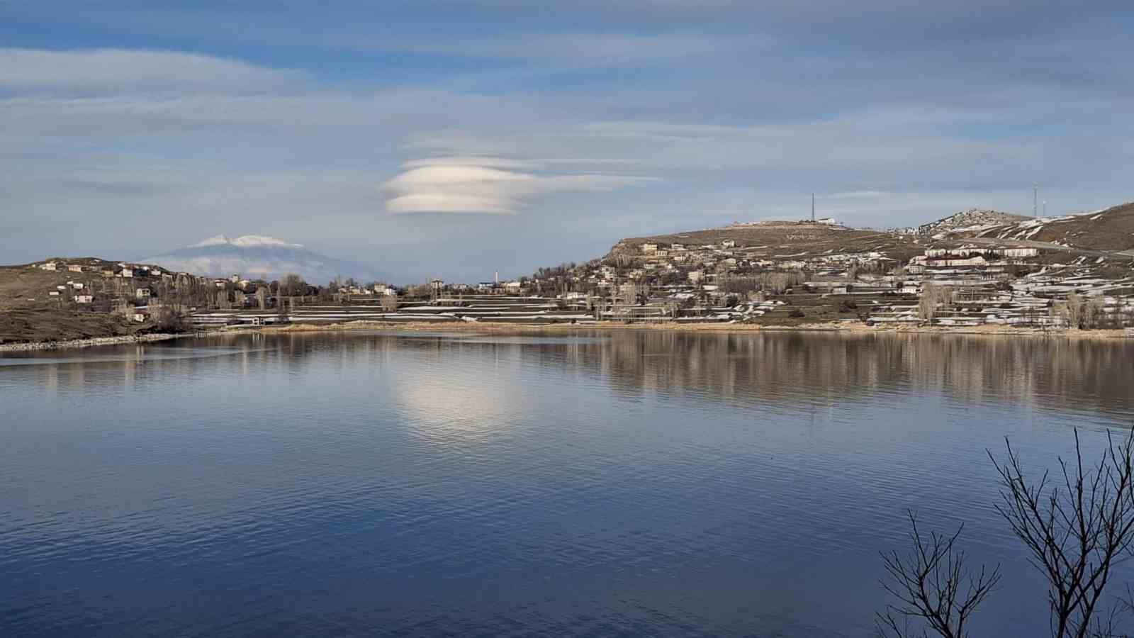 Süphan Dağı üzerinde oluşan mercek bulutu görenleri hayran bıraktı
