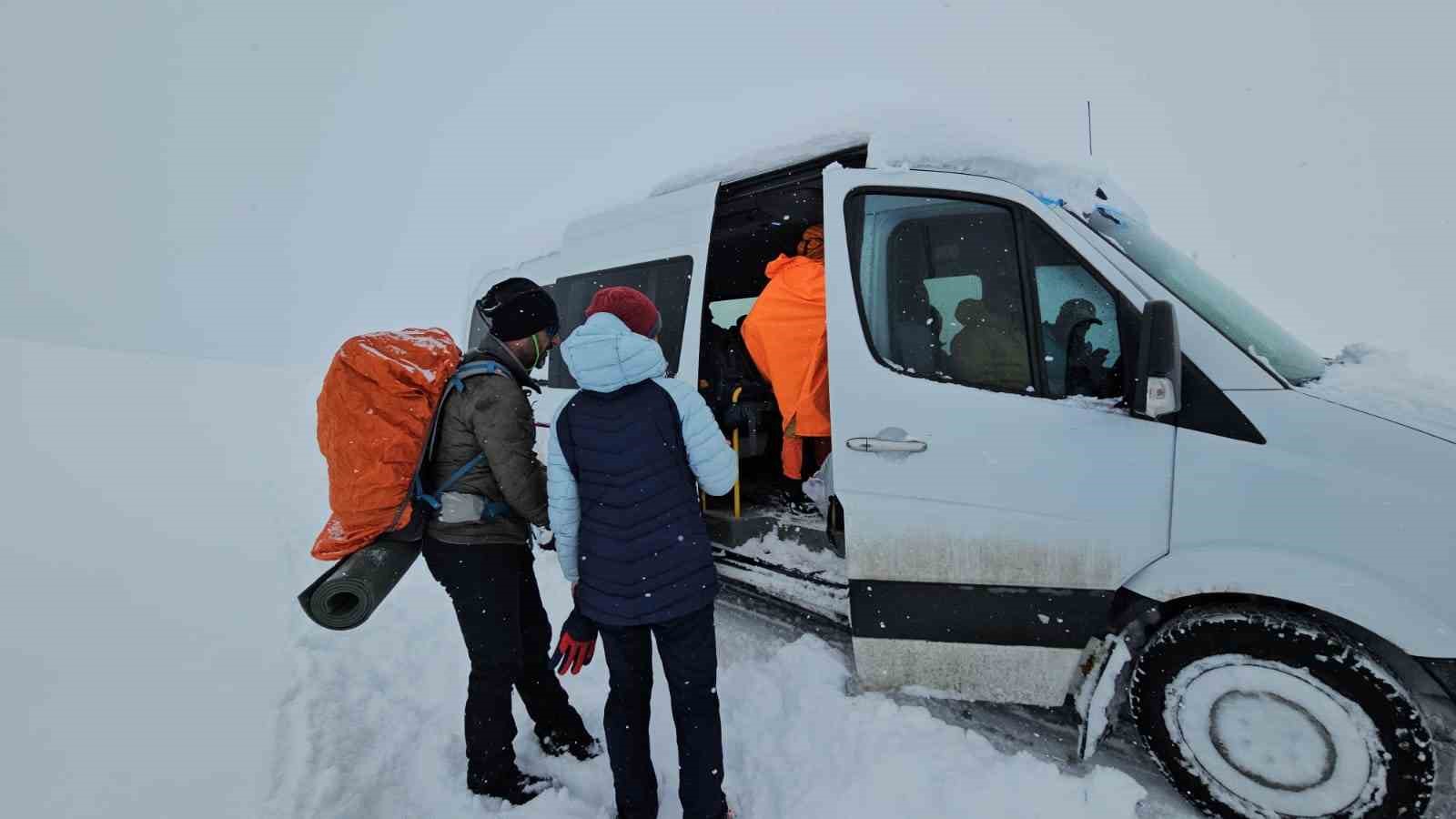 Süphan Dağı’nda mahsur kalan dağcılar kurtarıldı
