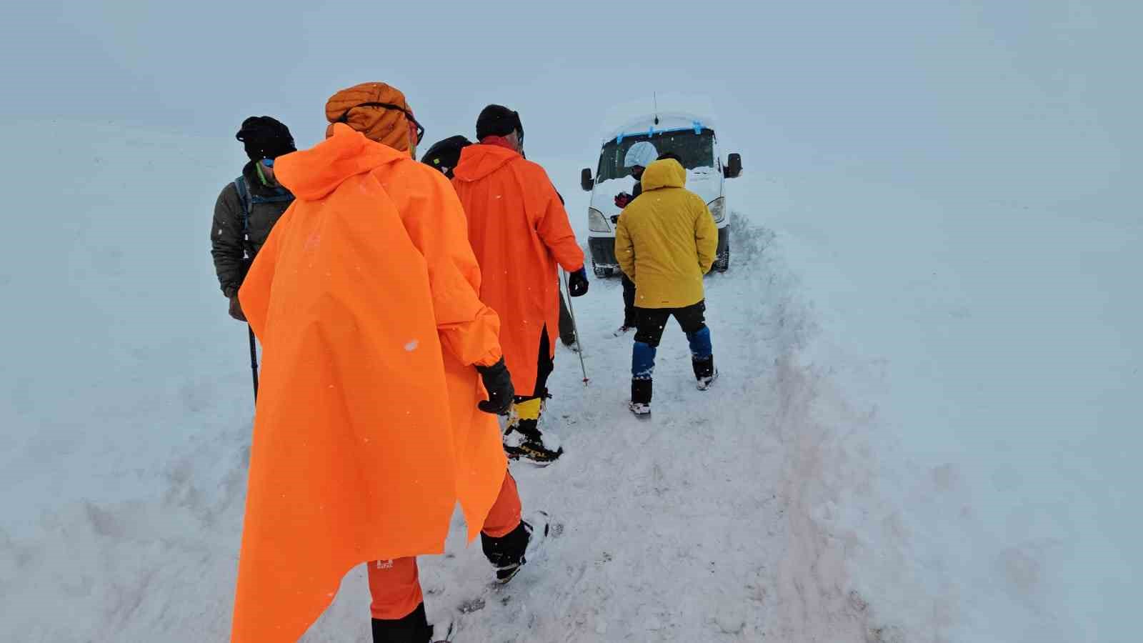 Süphan Dağı’nda mahsur kalan dağcılar kurtarıldı
