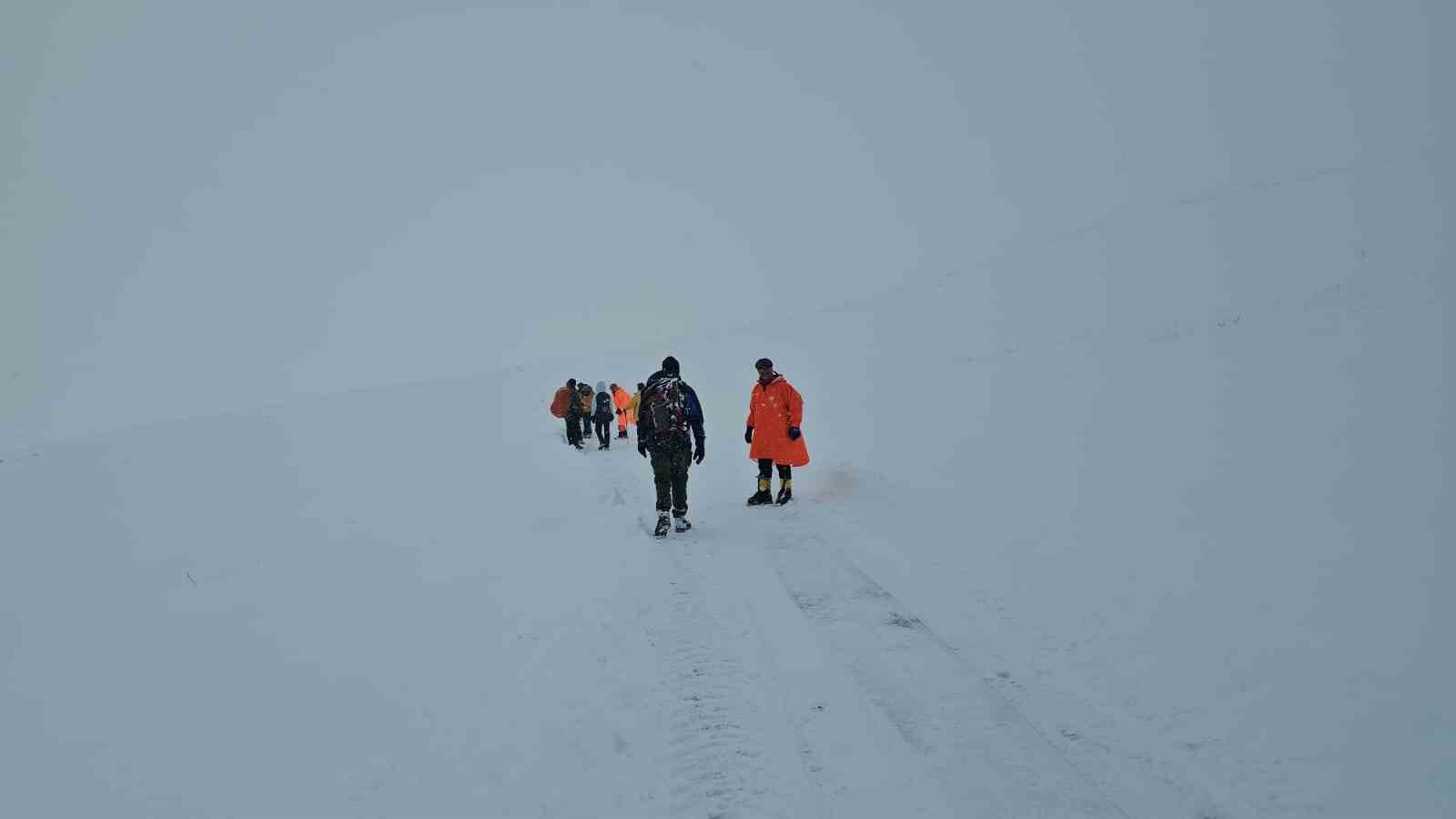 Süphan Dağı’nda mahsur kalan dağcılar kurtarıldı
