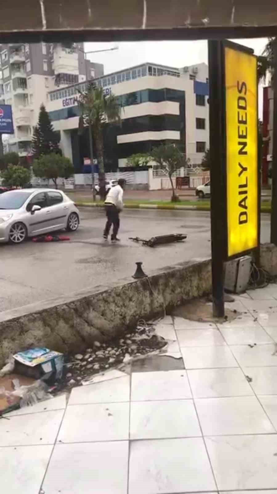 Sürekli bozulan scootera sinirlendi, öfkesini taşla parçalayarak çıkardı
