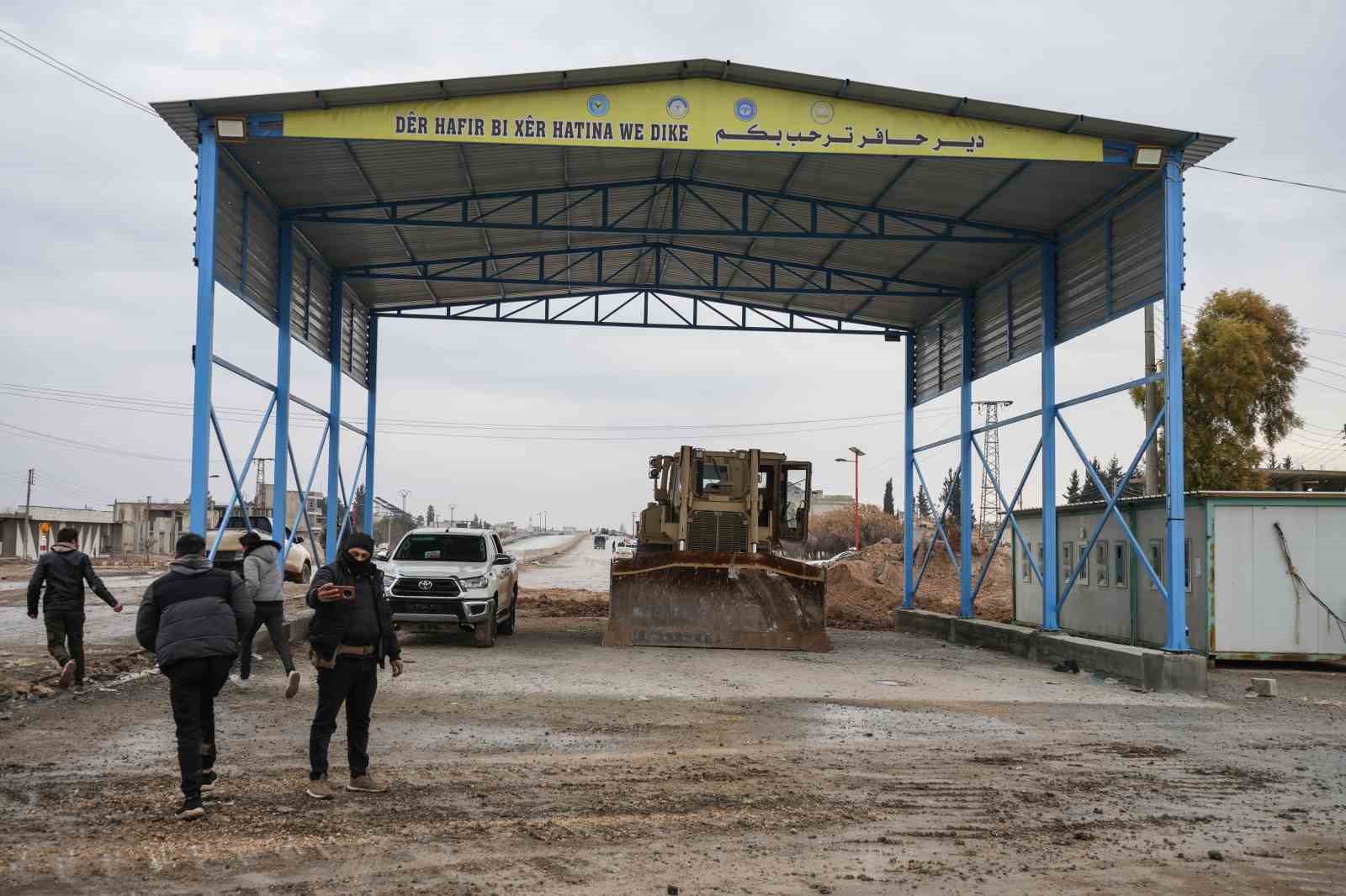 Suriye ordusu, terör örgütü SDG’nin çekildiği Deir Hafer’de kontrol sağladı
