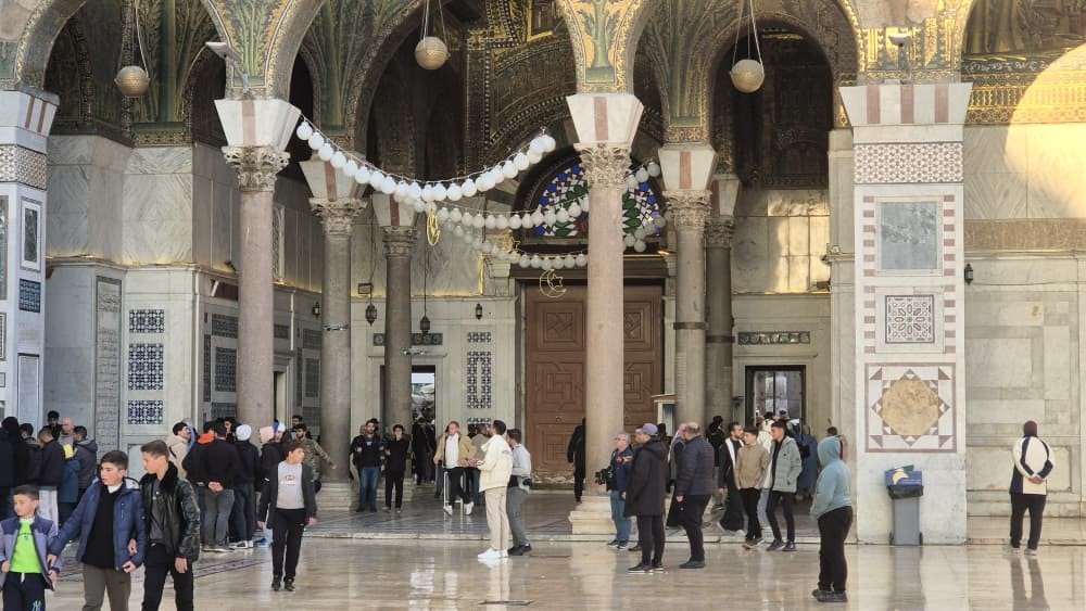 Suriye’de camileri dolduran Müslümanlar bayram namazını kıldı
