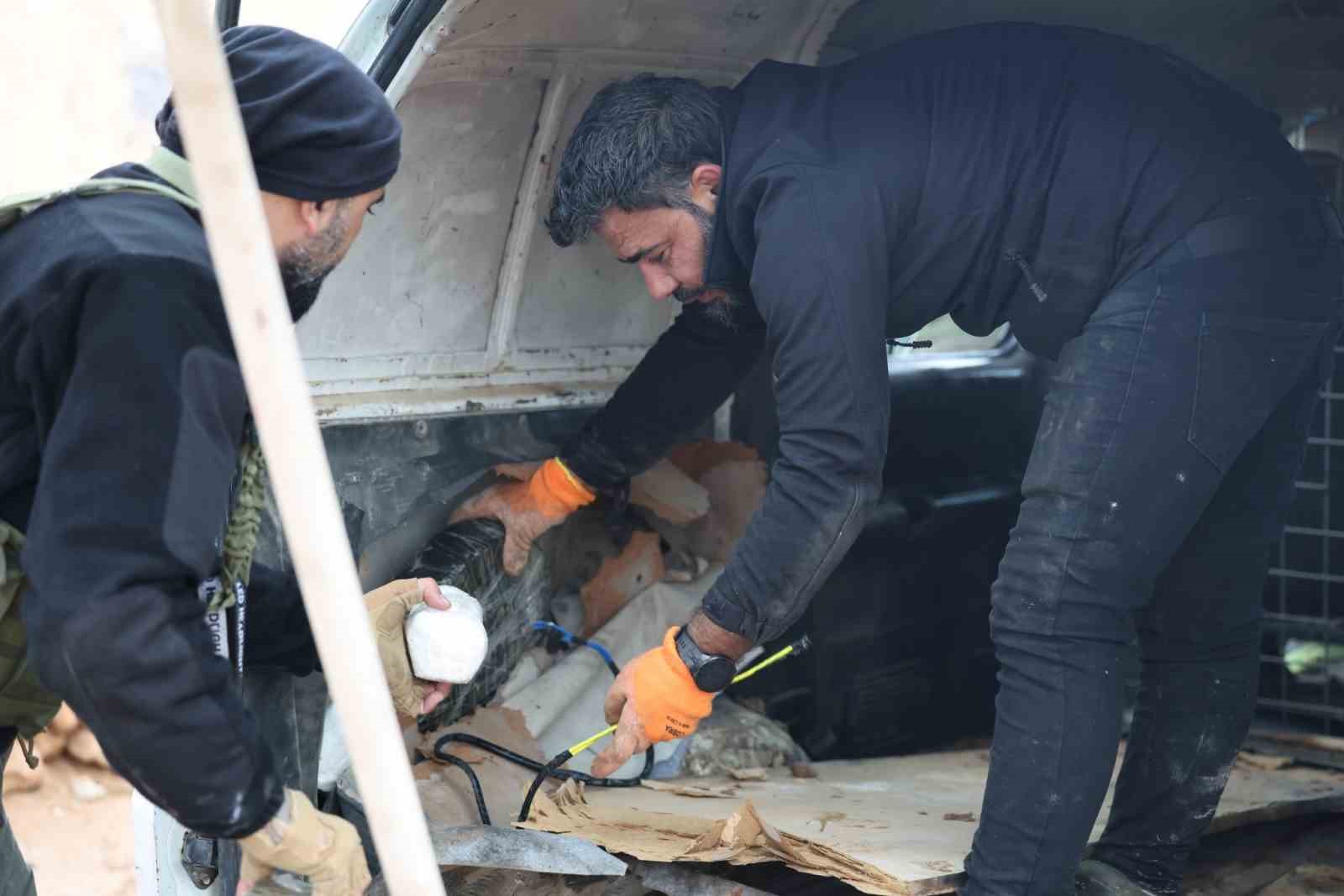 Suriye’de güvenlik güçlerine ait konvoy Tabka’ya girdi
